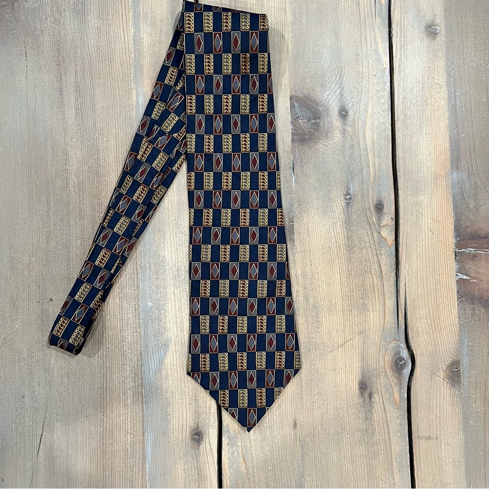 Geometric Patterned Silk Tie in Navy and Gold